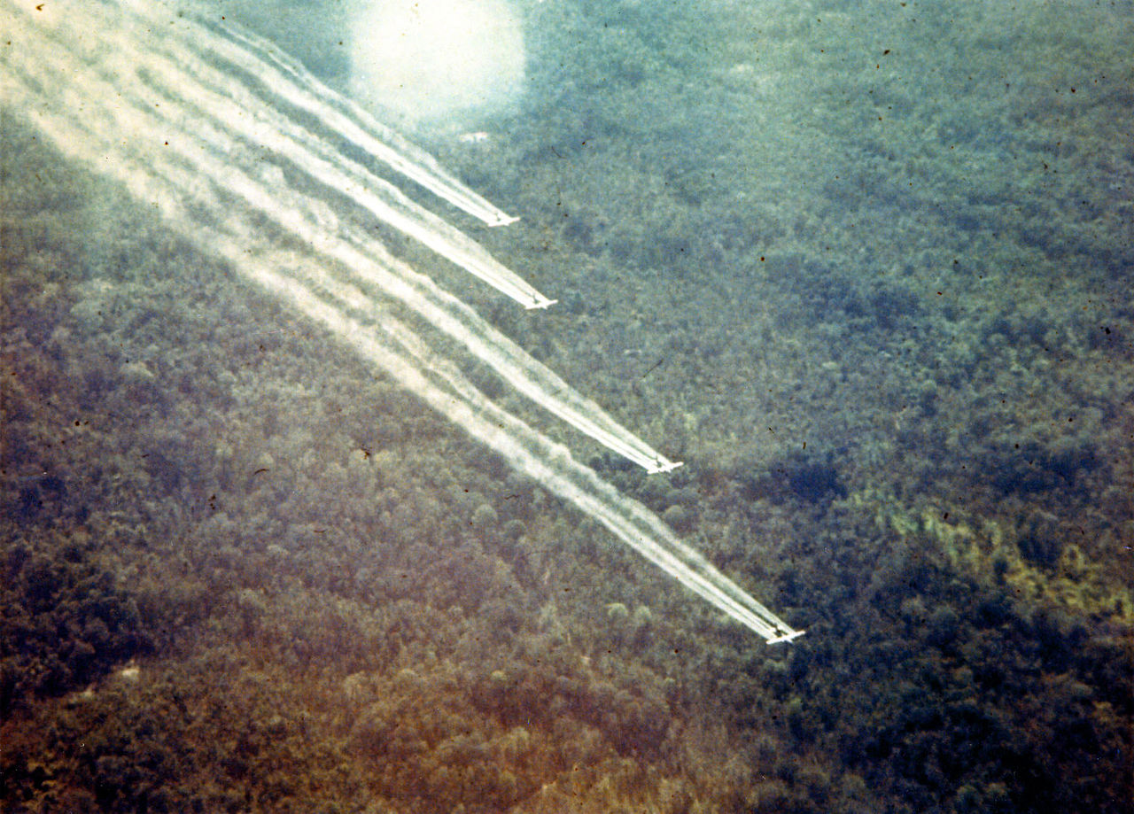 Sprühflugzeuge verteilen Agent Orange - Wikipedia